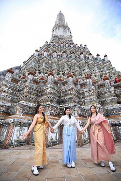 ทริปเที่ยวชมถ่ายภาพวิวสวยๆที่วัดอรุณกับชุด ประจำชาติ ไทย จากผู้ใช้บริการ