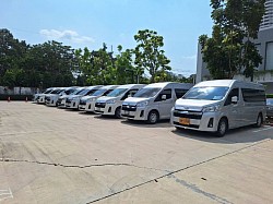 รถ VAN มีจำนวนที่นั่งหลายขนาด เหมาะสำหรับสัมภาระและ ที่นั่งเพิ่มขึ้น ไว้บริการ
