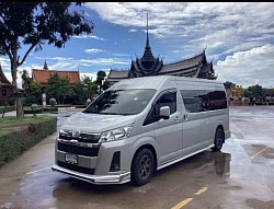 🚐 3. รถแวนตู้ Commuter  ตอบโจทย์การเดินทางเป็นหมู่คณะ รองรับผู้โดยสารได้มาก นั่งสบายทุกที่นั่ง เหมาะสำหรับทริปครอบครัวใหญ่, หมู่เพื่อน, หรือการเดินทางไปทำงานเป็นทีม พร้อมพื้นที่เก็บสัมภาระกว้างขวาง ให้ความสะดวกครบครันในทุกการเดินทาง