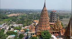 นี่ก็คือวัดถ้ำเสือวัดที่มีชื่อเสียงในเมืองกาญจนบุรีที่ ทุกคนชอบเอ่ยหารกันว่าเป็นวัดที่สวยงามและมีวิวทิวทัศน์สูงด้านบนชมวิวได้เห็นด้านล่างอย่างชัดเจน กาญจนบุรี