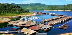 แพที่พักอาศัยกลางน้ำที่เมืองกาญจนบุรีมีชื่อเสียงโด่งดังไปทั่วทิศผู้คนชอบมาหาสถานที่พักตากอากาศรีสอร์ทและแพงกลางน้ำกันเลือก ที่พักหลากหลายทั่วทั้งแม่น้ำ สนใจเป็นเอกลักษณ์ของเมือง กาญจนบุรี
