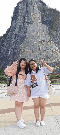อีกทริปที่วัดเขาชีจรรย์มีพระพุทธรูปแกะสลักบนภูเขาขนาดใหญ่ชาวต่างชาติชอบมาชมวิวทิวทัศน์ที่นี่ถ่ายรูปเป็นที่ระลึกกันเป็นจำนวนมาก