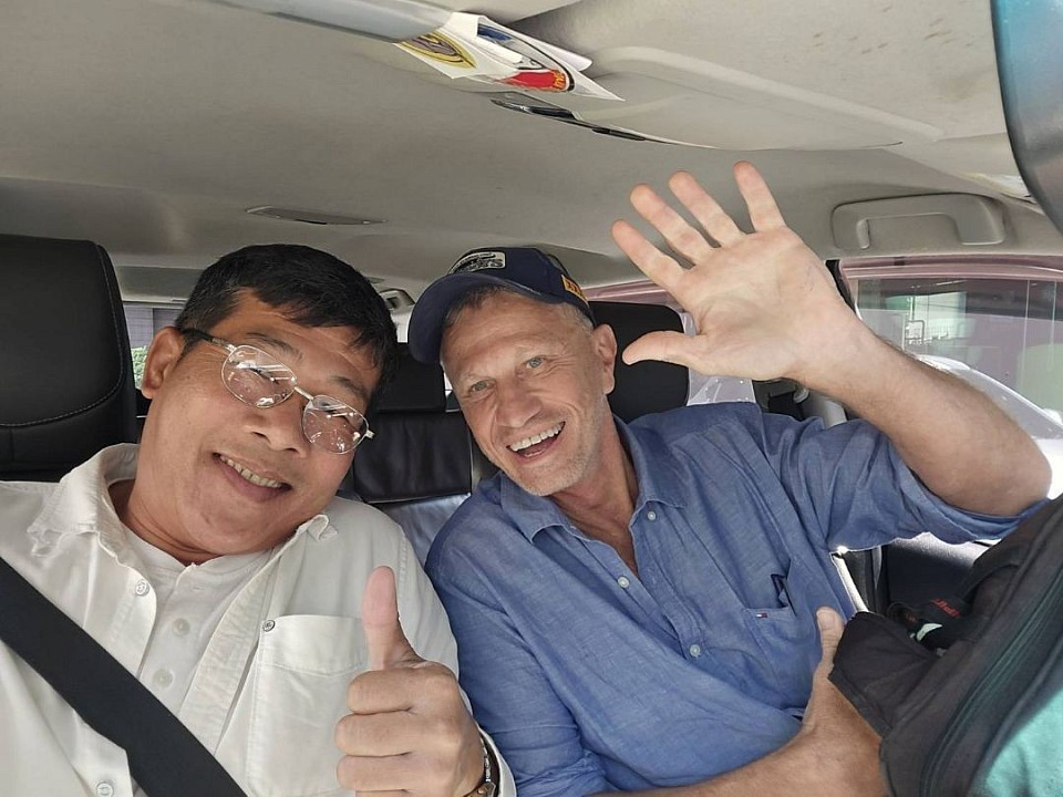 สวัสดีครับ ผมชื่อมาร์ค วูด ผมมาจากเมืองแกลดสโตน ประเทศออสเตรเลีย เพื่อนของผมชื่อมงคล เป็นผู้ให้บริการแท็กซี่ที่น่าเชื่อถือและเป็นมืออาชีพมาก ผมใช้บริการเว็บไซต์และ WhatsApp ของเขา และเขามีความรู้และบริการเกี่ยวกับประเทศไทยอย่างมืออาชีพมาก ผมใช้บริการเขามาแล้ว 2 ปี ทั้งปีที่แล้วและปีนี้ ผมติดต่อเขาเสมอเพราะเขาเป็นคนที่น่าเชื่อถือมาก เป็นกันเอง และเป็นคนดี เขาให้ความสำคัญกับความน่าเชื่อถือและความเป็นมิตรเป็นอย่างมากสำหรับลูกค้าและเพื่อนๆ ของเขา ผมติดต่อเขาเสมอเมื่อมาที่กรุงเทพฯ และประเทศไทย มาร์ค วูด ควีนส์แลนด์ ออสเตรเลีย